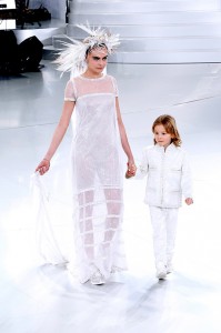 Cara-Delevingne-Chanel-Haute-Couture-545